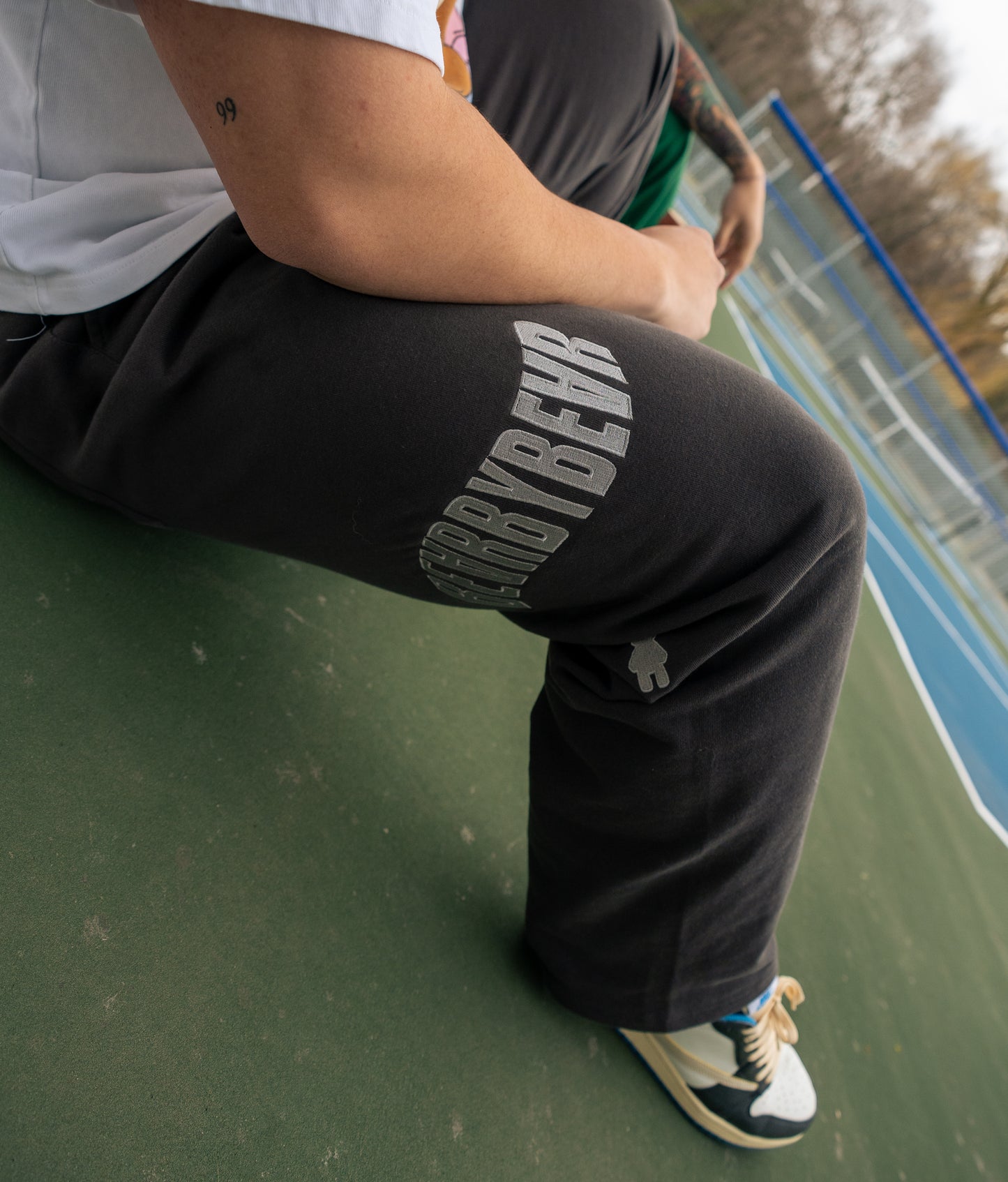 ESSENTIAL STRAIGHT SWEATS- CHARCOAL GREY